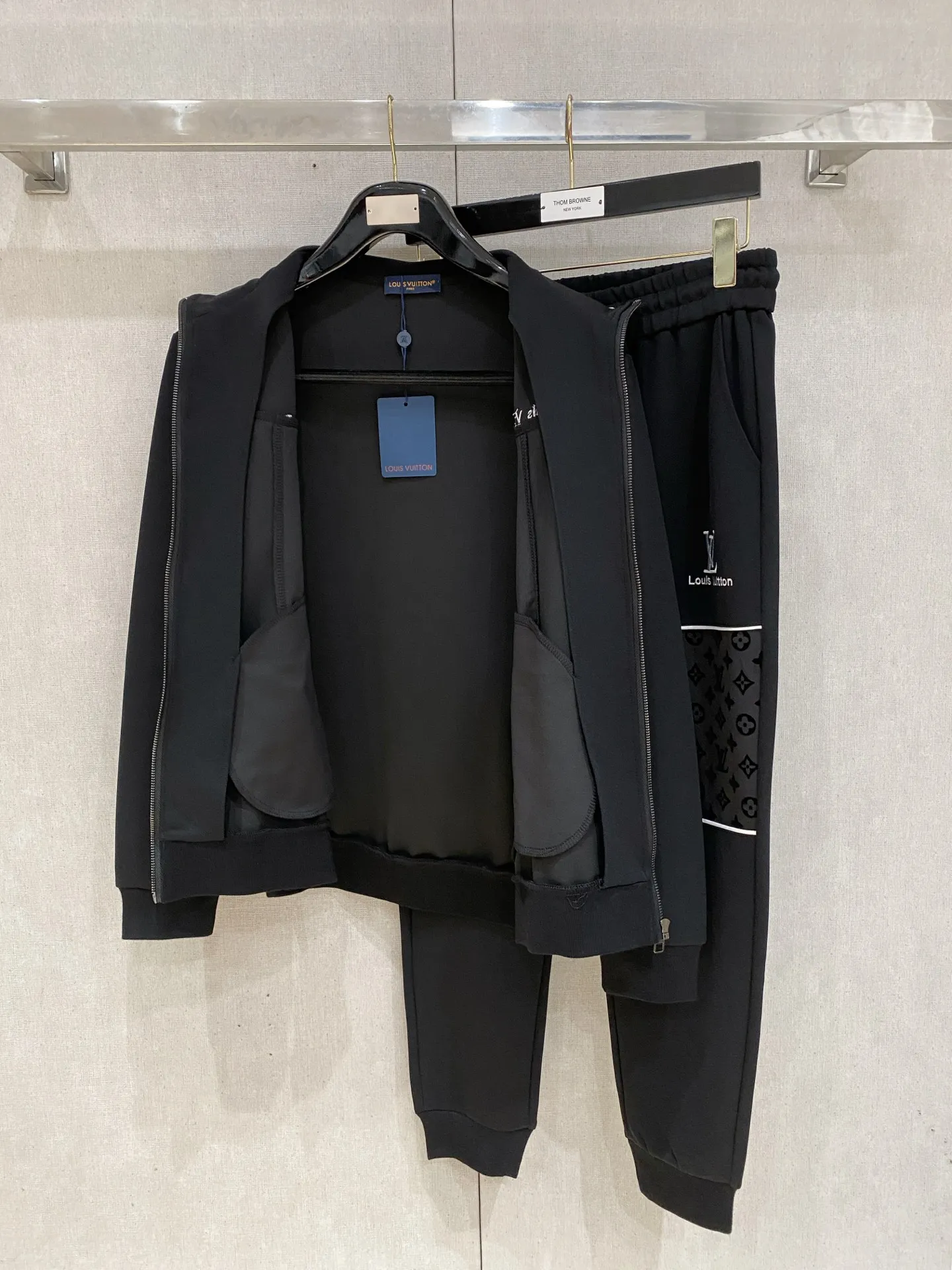 🅿️720 LV hot-selling suit is coming. Focus on the original version of the official website. 2025 new hot-selling cardigan suit. The original order is the best. 🇭🇰The meticulous work of top designers. It has a fitting and perfect upper body effect. All-natural high-quality Tencel Roman cotton 100%, close-fitting comfort, noble and elegant! Original hardware embodies elegance and nobility! Counter size: M-3XL (maximum wear up to 190 pounds)